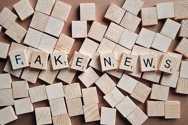 Wooden tiles with letters spelling “FAKE NEWS”.